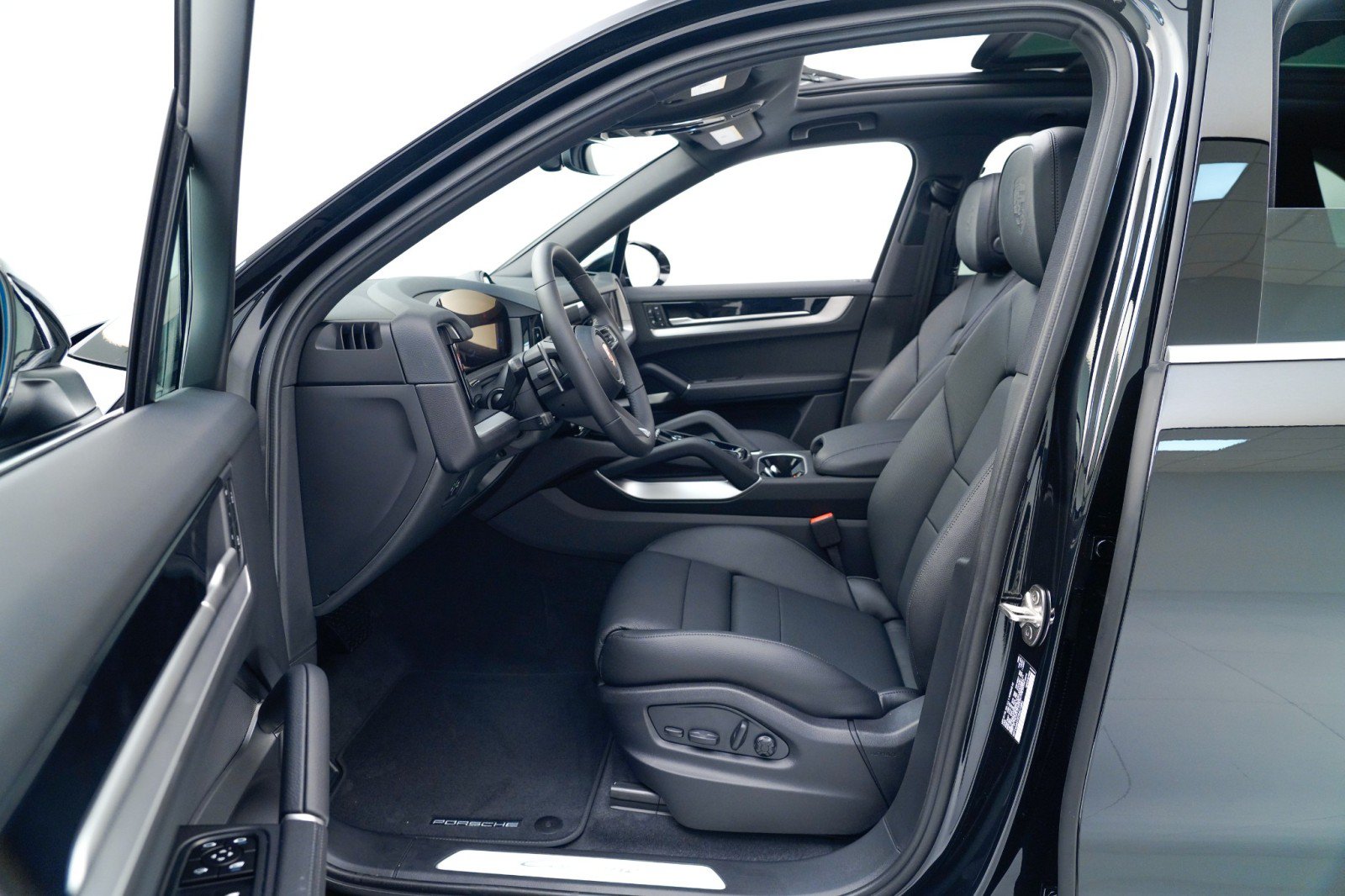 Certified 2026 Porsche Cayenne AWD/4WD image 18