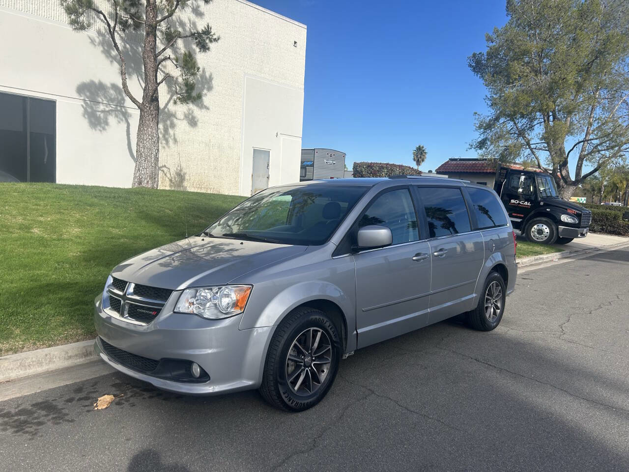 Used 2017 Dodge Grand Caravan SXT image 3