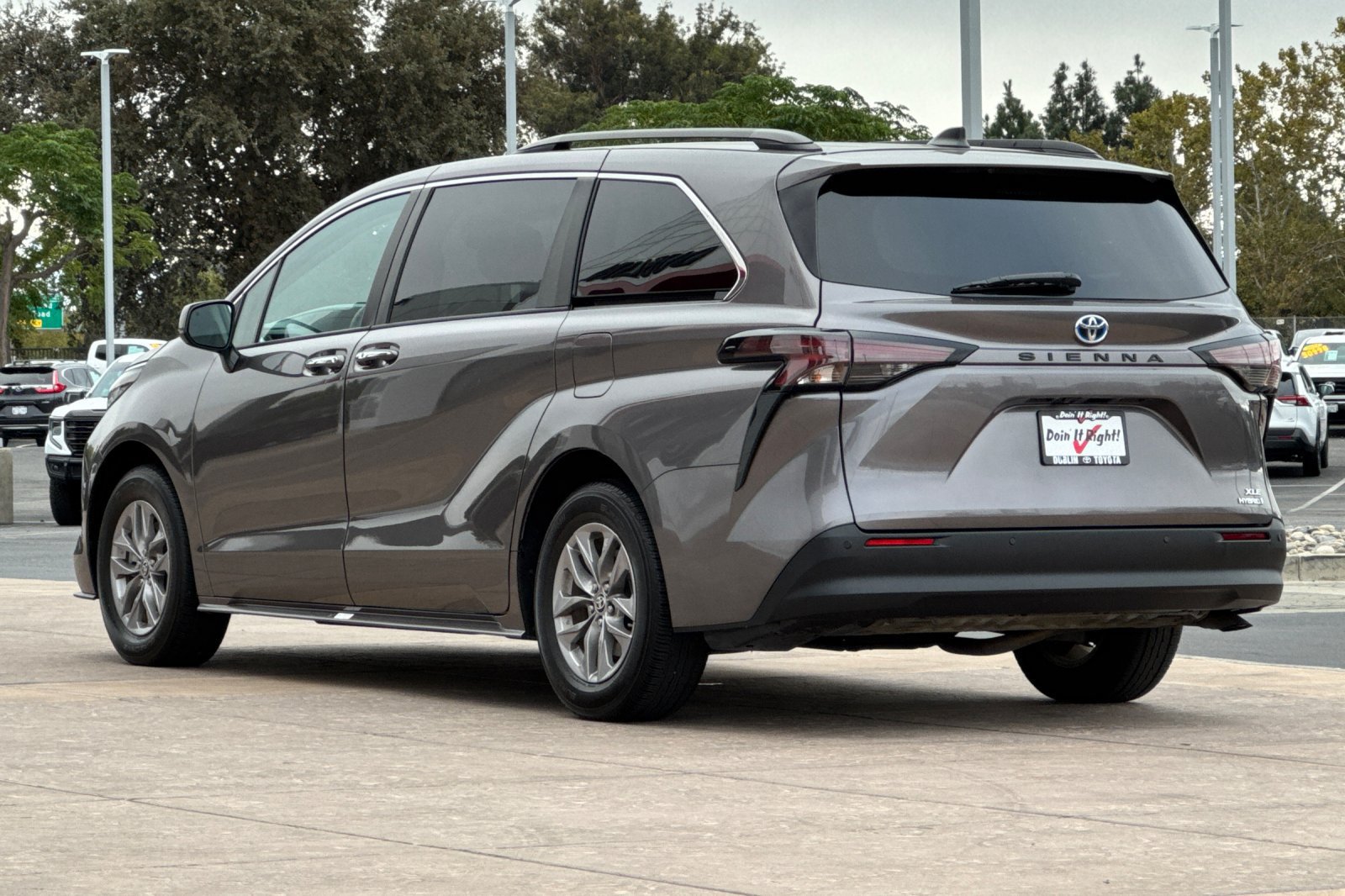 Certified 2024 Toyota Sienna XLE FWD image 7