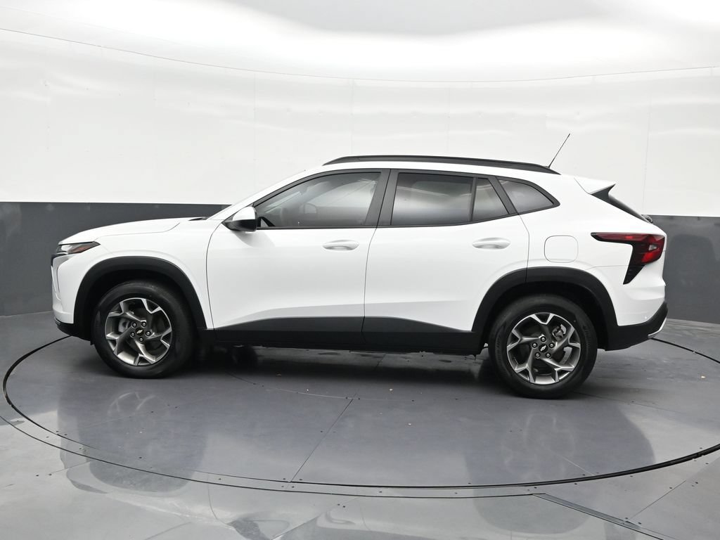 Used 2025 Chevrolet Trax LT FWD image 2
