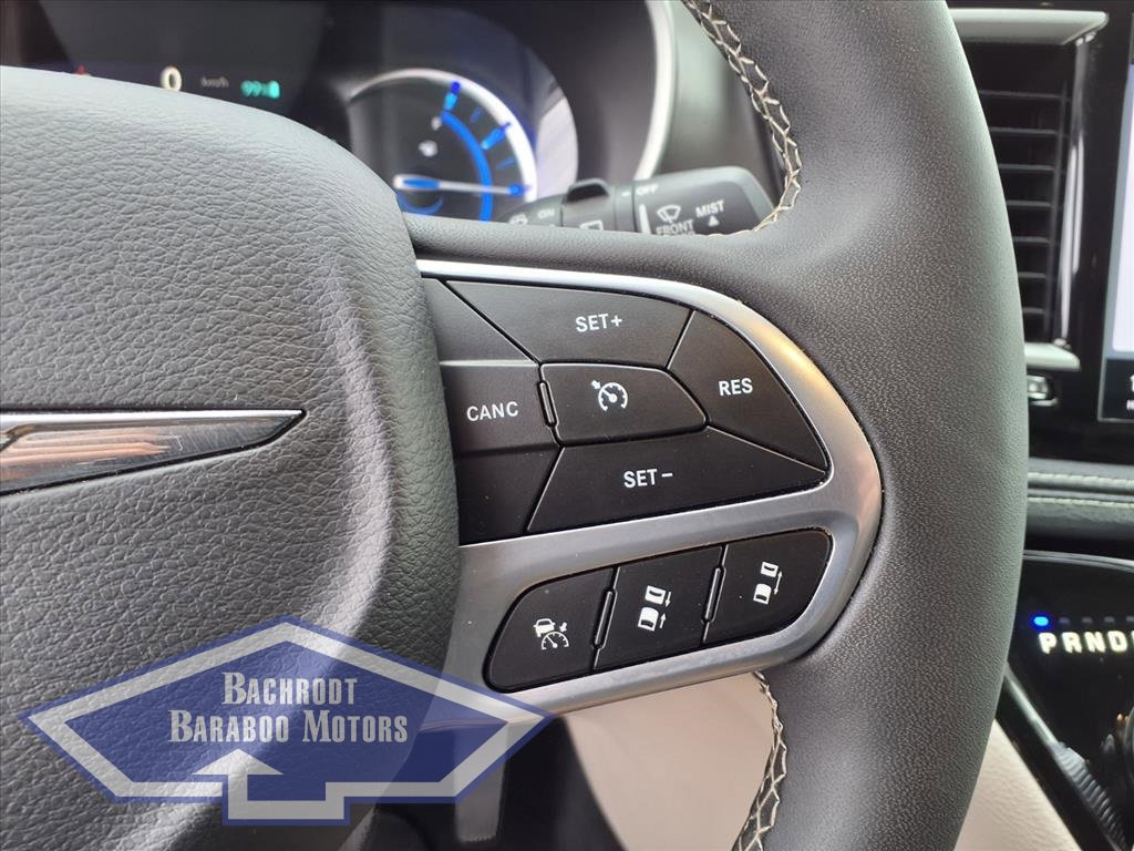 Used 2024 Chrysler Pacifica Select image 29