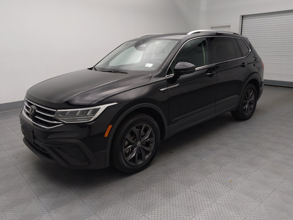 Used 2023 Volkswagen Tiguan SE w/ Panoramic Sunroof Package FWD image 2