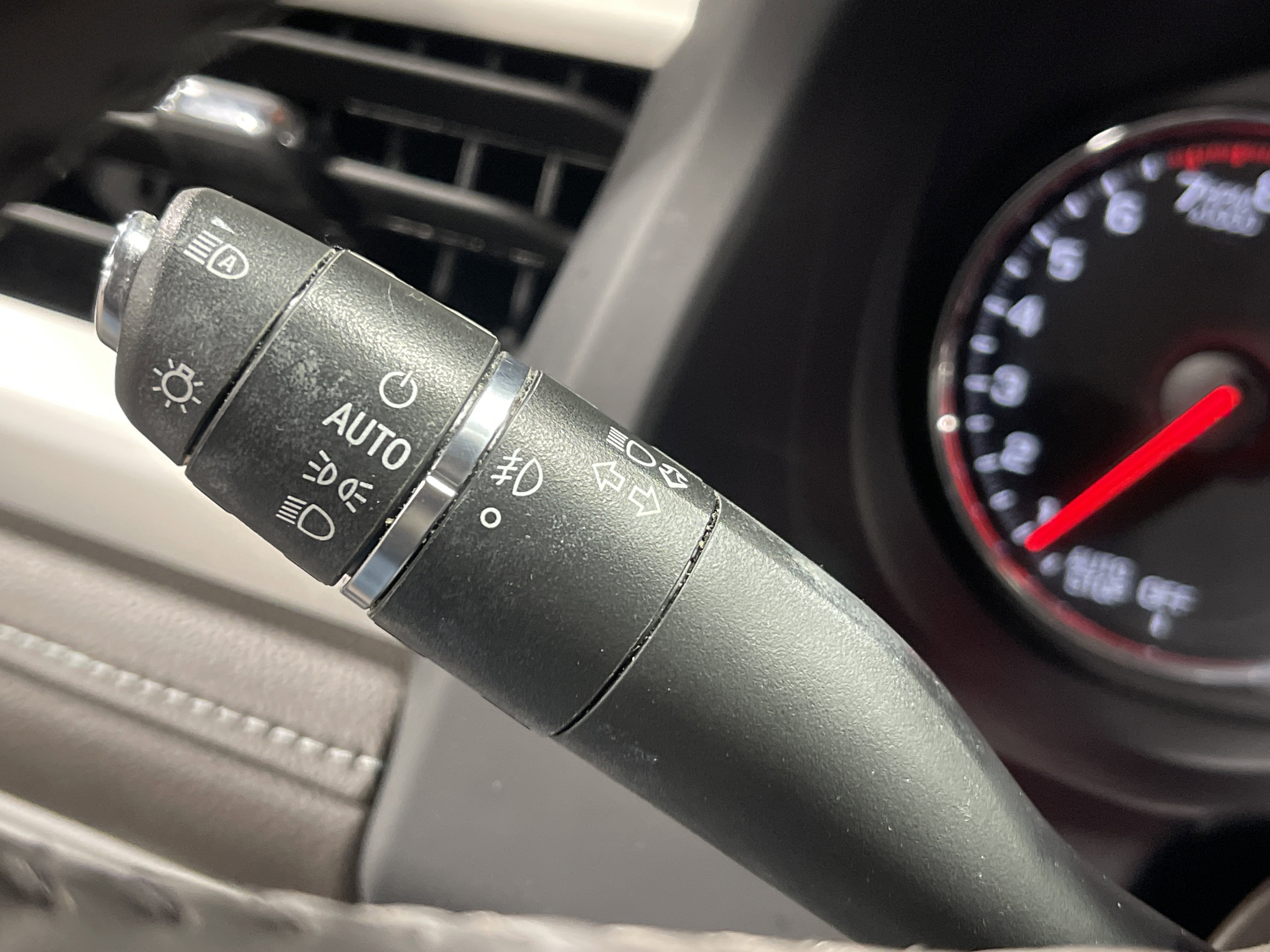 Used 2022 GMC Acadia SLT w/ Technology Package image 22