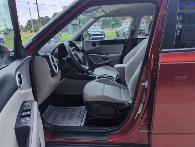 Used 2025 Kia Soul LX FWD image 10