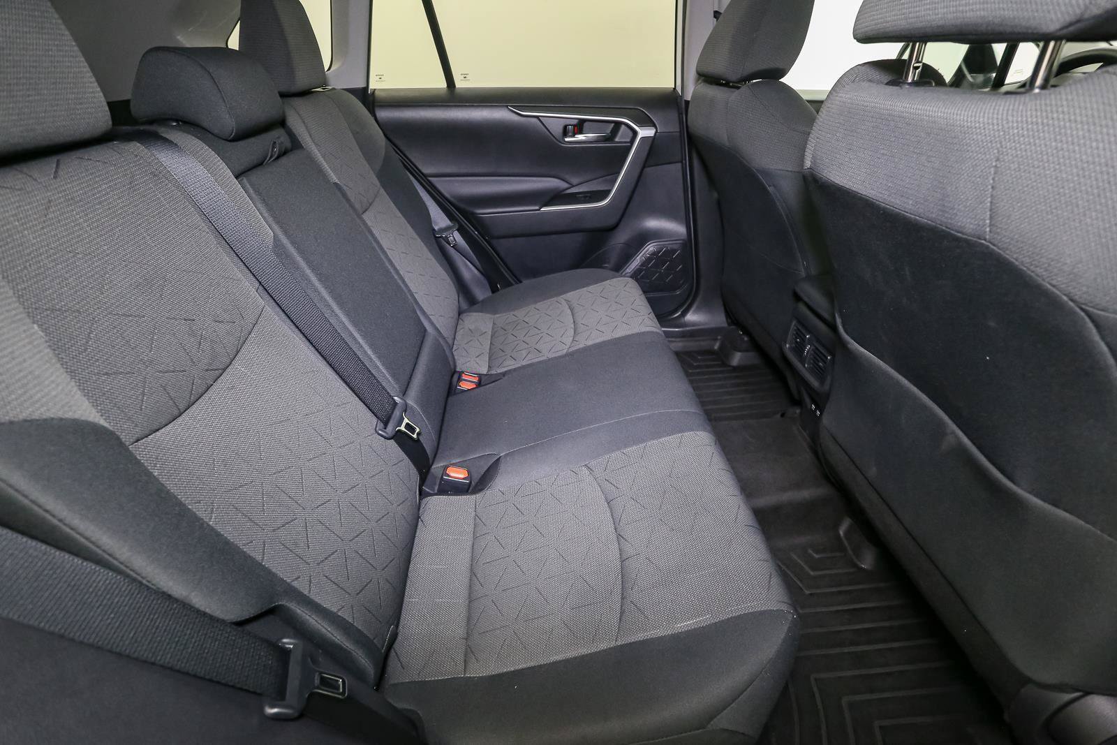 Used 2020 Toyota RAV4 XLE AWD/4WD image 19