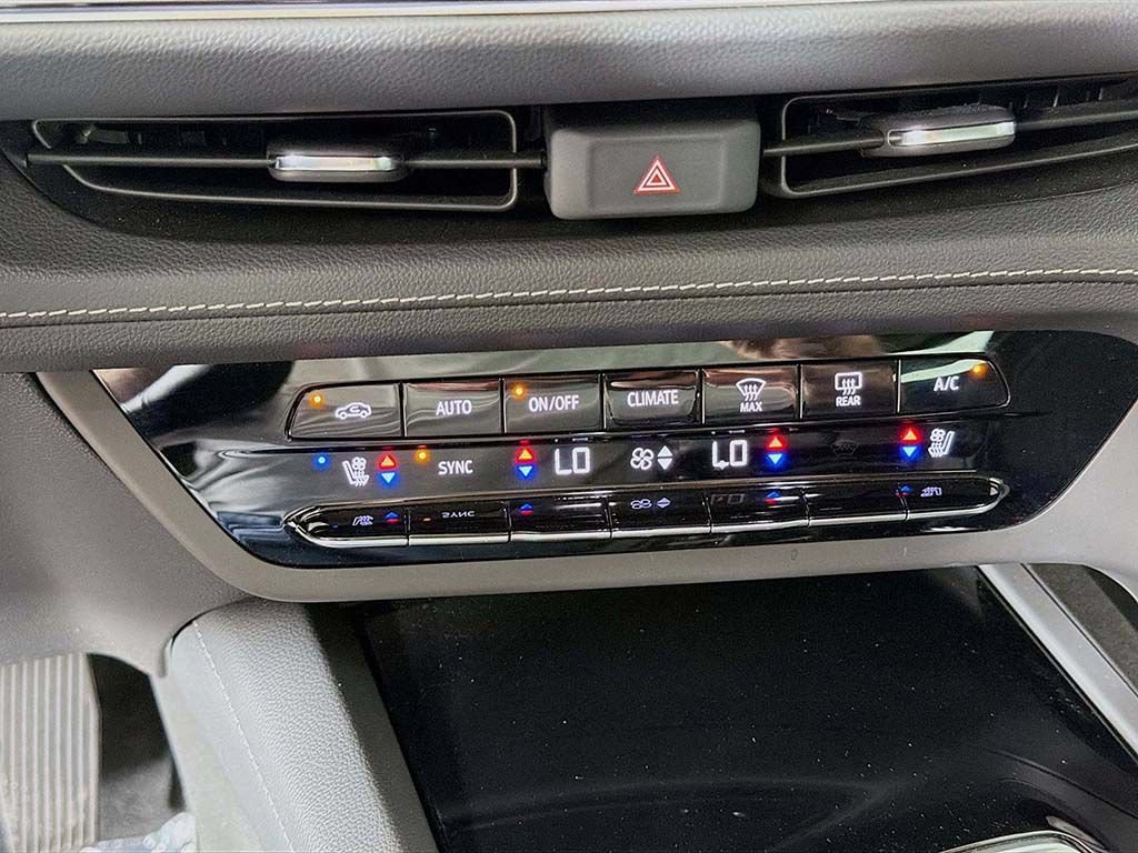 Used 2023 Buick Envision Avenir AWD/4WD image 42