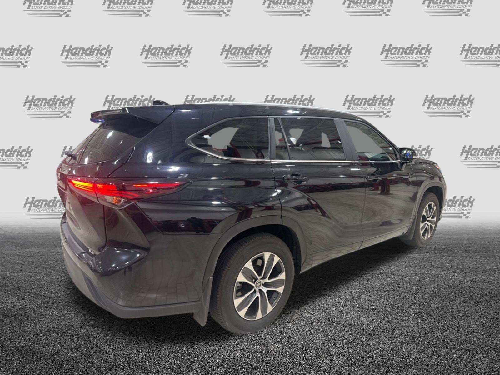 Used 2024 Toyota Highlander XLE FWD image 11