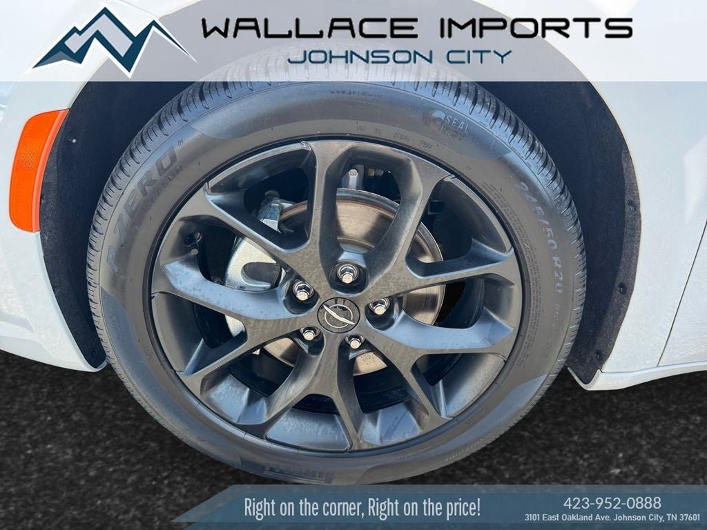 Used 2025 Chrysler Pacifica Limited FWD image 9
