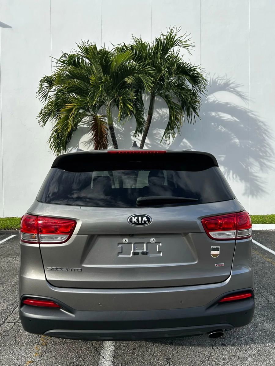 Used 2017 Kia Sorento LX w/ LX Convenience Package image 4