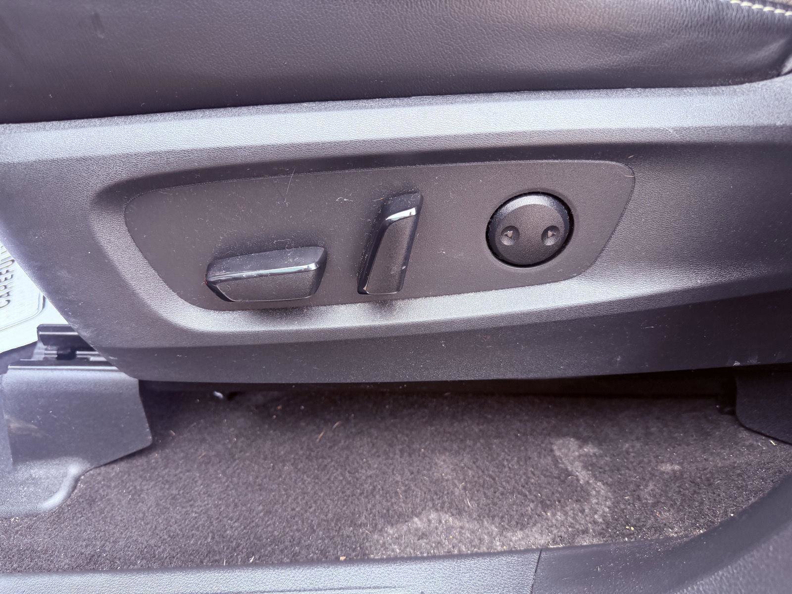 Used 2024 Nissan Pathfinder SL AWD/4WD image 14