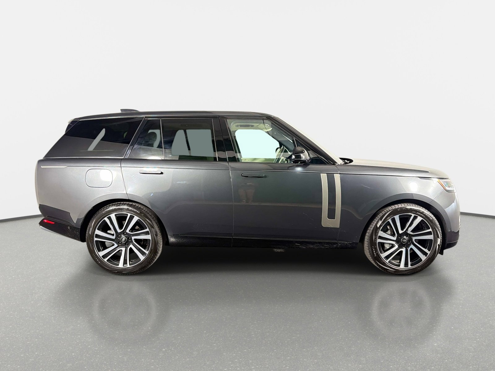 Used 2023 Land Rover Range Rover SE image 2