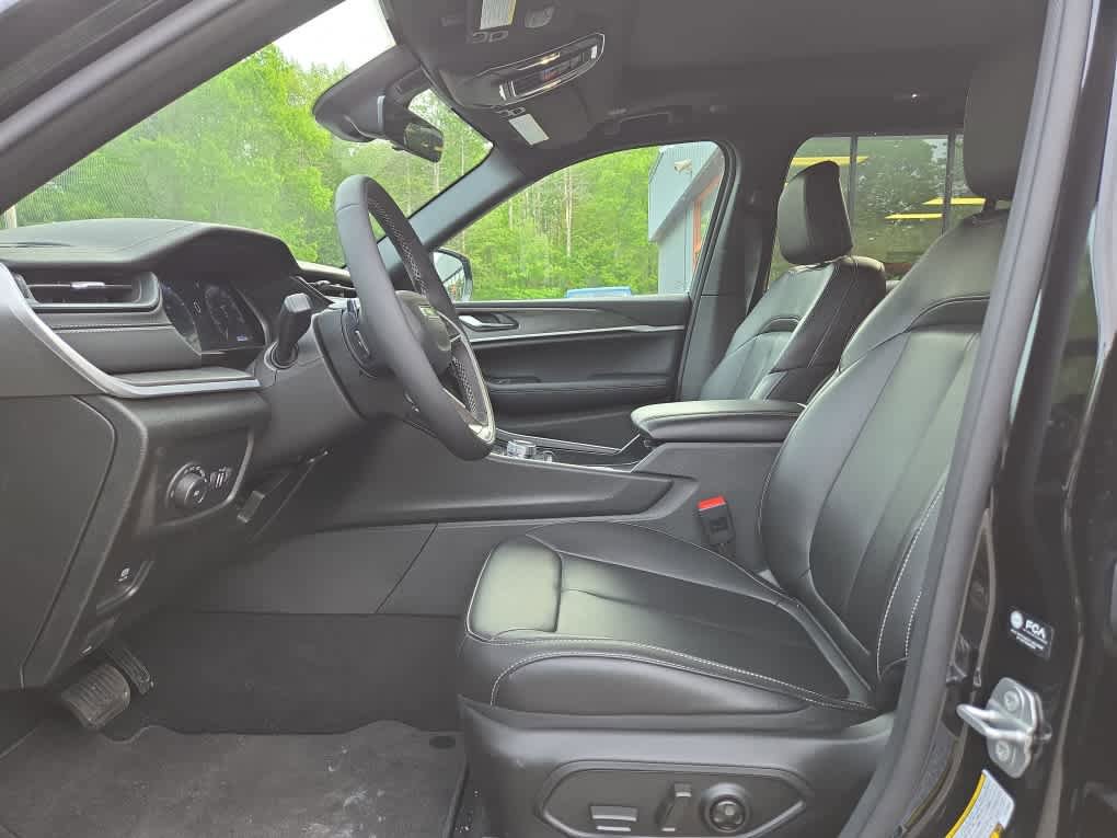 Used 2026 Jeep Grand Cherokee Limited AWD/4WD image 17