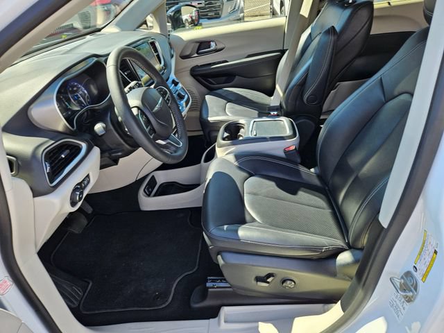 Used 2024 Chrysler Pacifica Touring-L FWD image 23