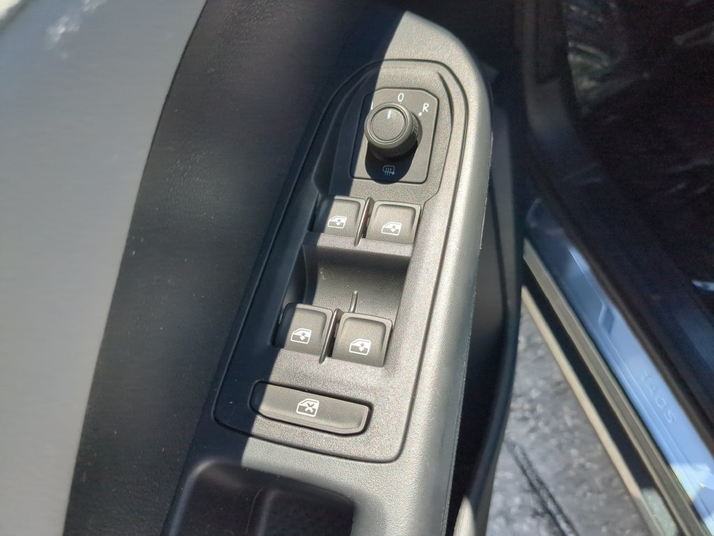Certified 2023 Volkswagen Taos SE w/ Panoramic Sunroof Package FWD image 18