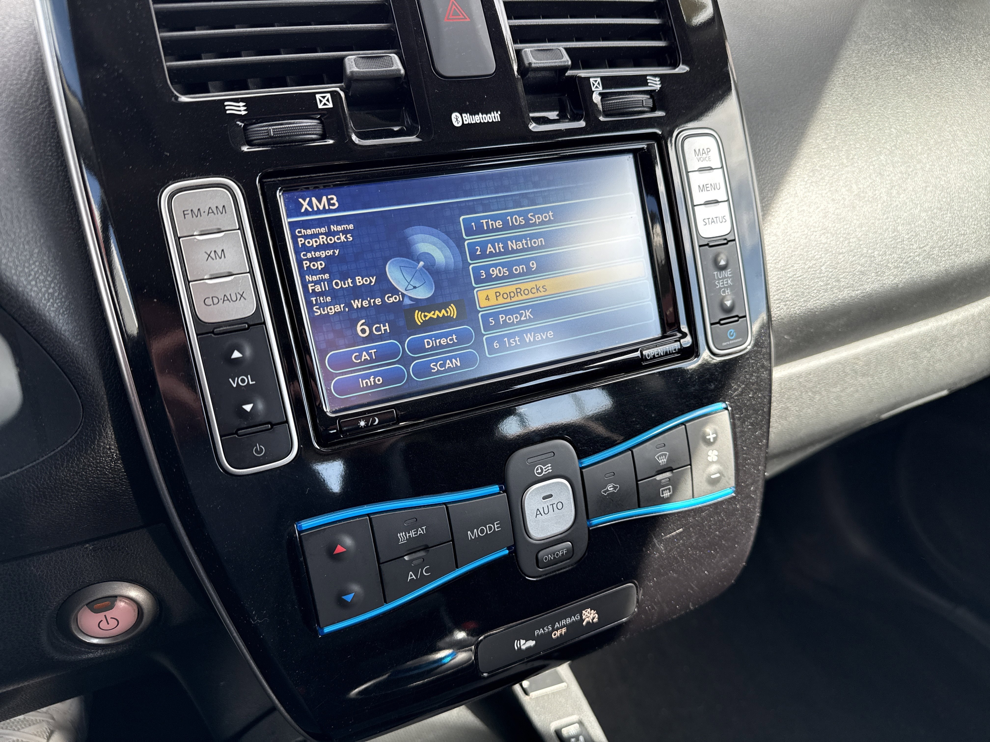 Used 2015 Nissan Leaf SV image 13