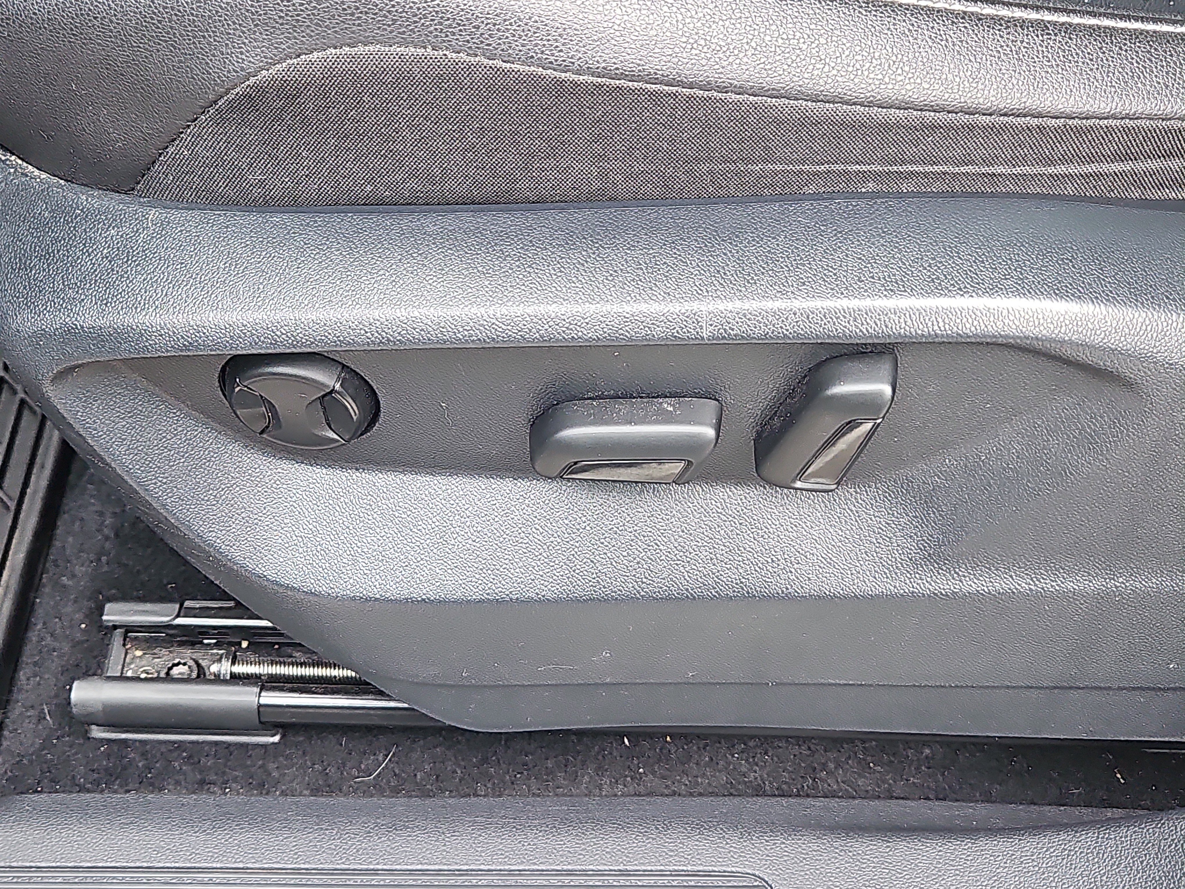 Certified 2021 Volkswagen Tiguan SE w/ Panoramic Sunroof Package image 14