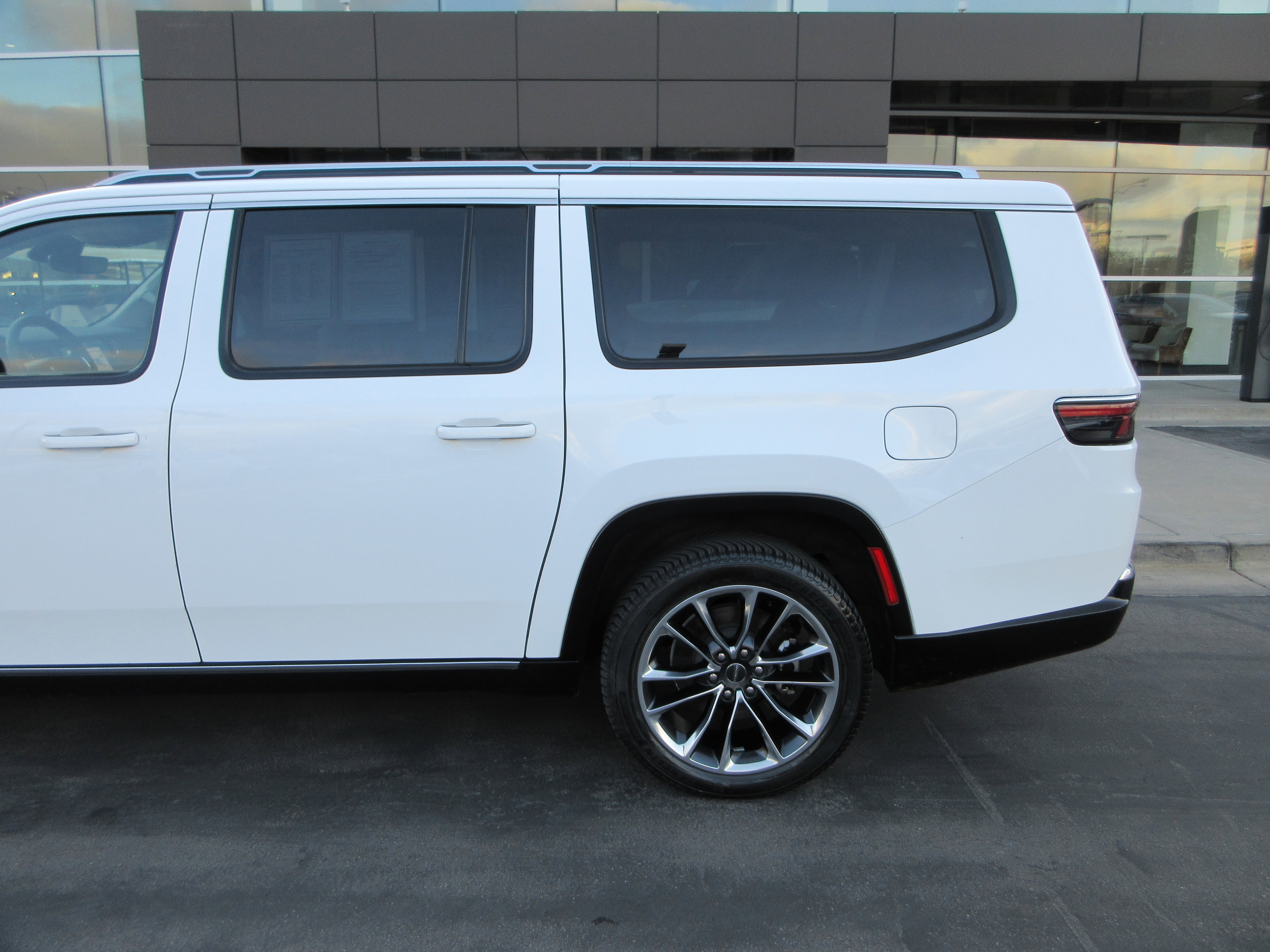 Used 2023 Jeep Wagoneer L Series III w/ Premium Group I image 6