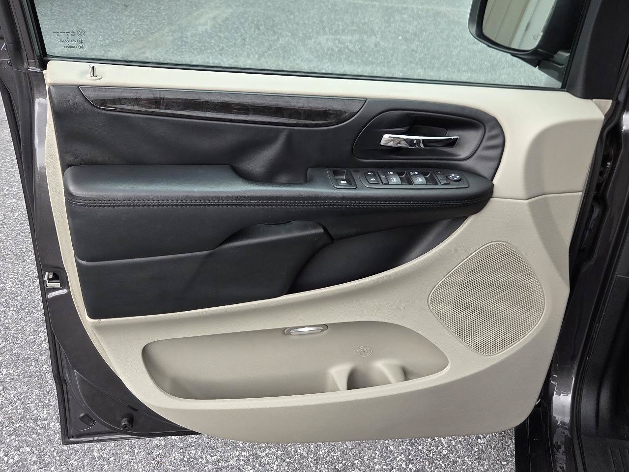 Used 2018 Dodge Grand Caravan SE w/ UConnect Hands-Free Group FWD image 35