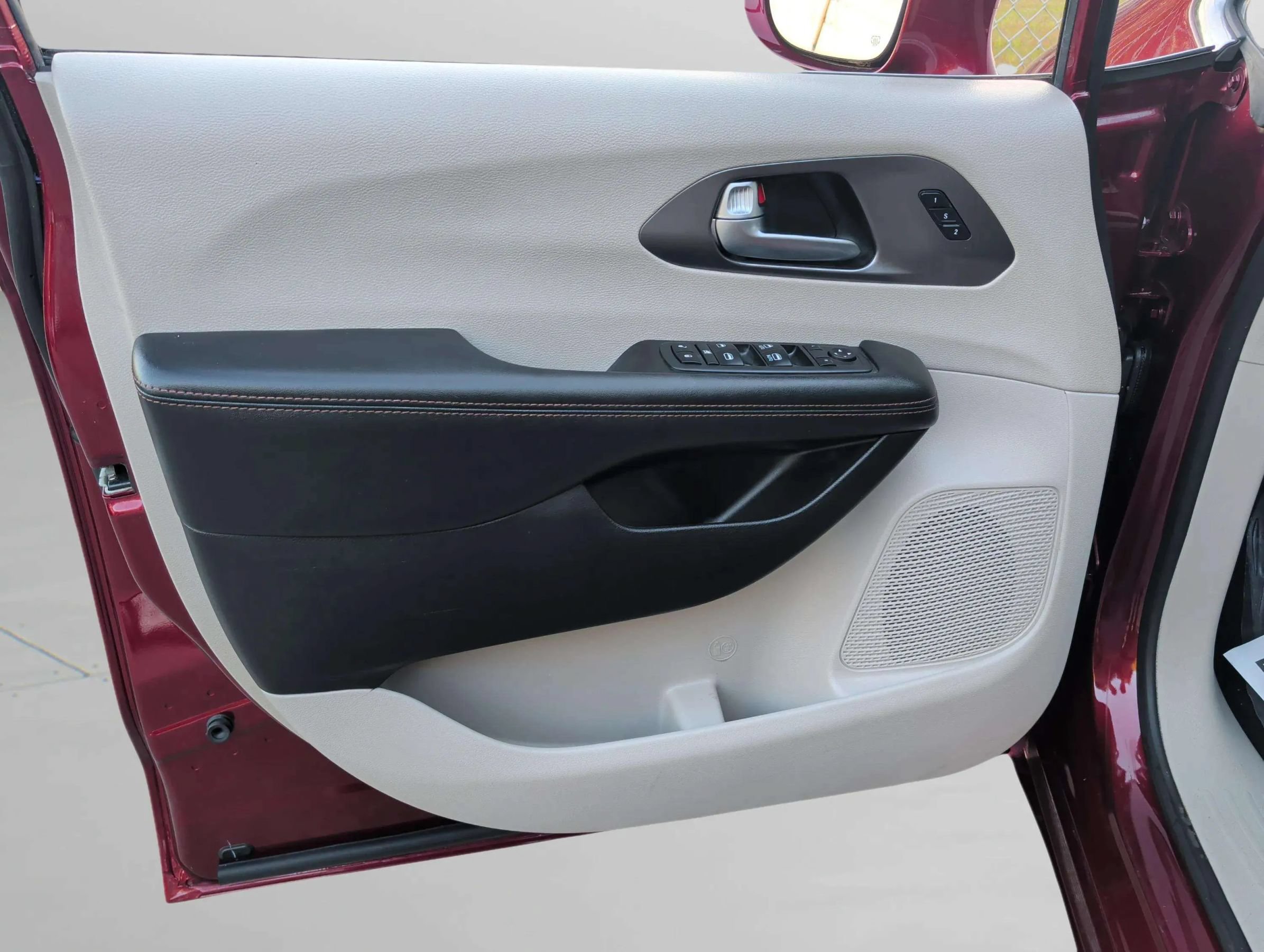 Used 2020 Chrysler Pacifica Touring-L FWD image 29