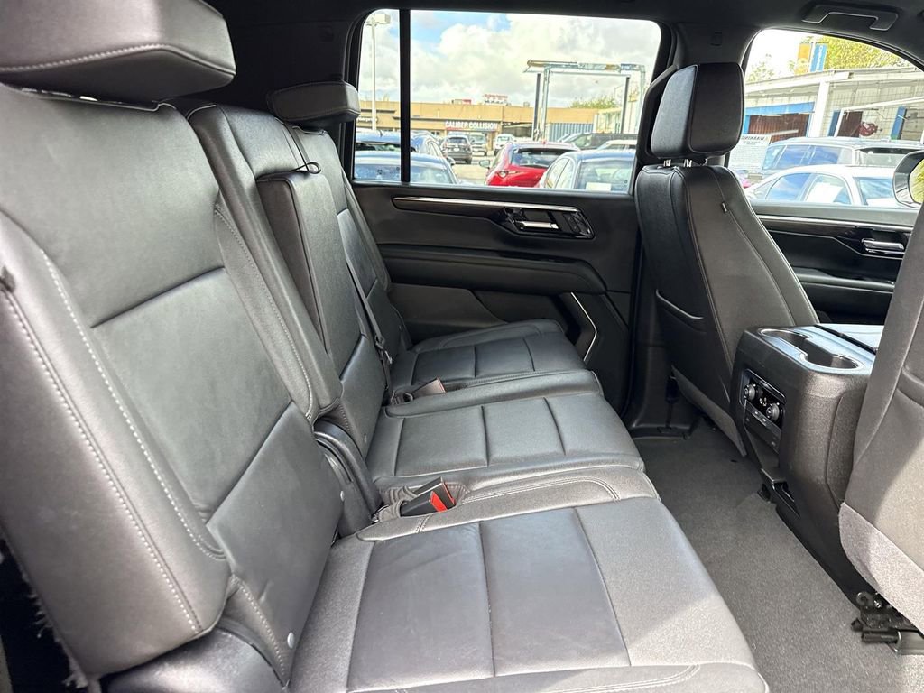 Used 2025 Chevrolet Suburban Z71 image 23