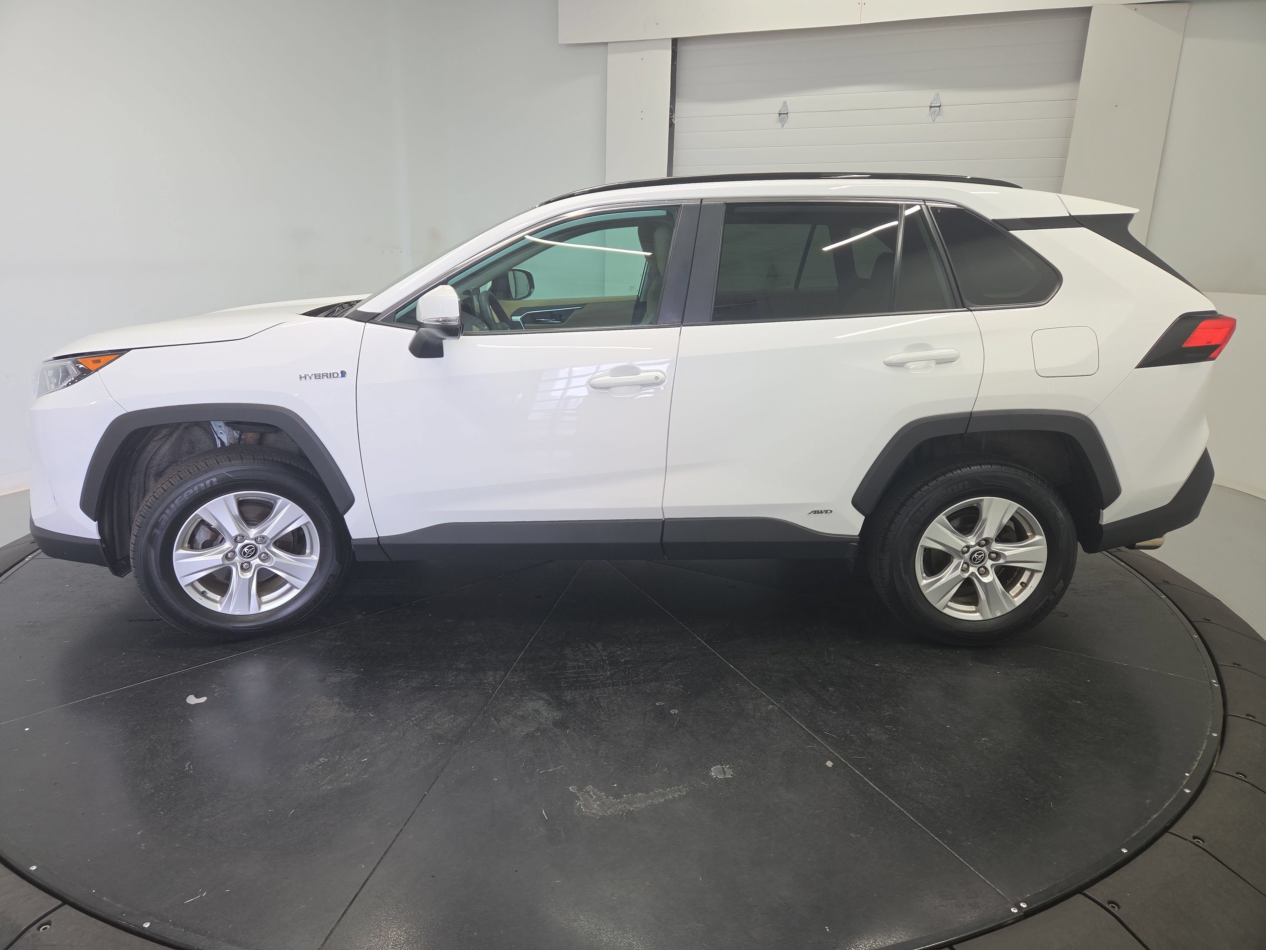 Used 2021 Toyota RAV4 XLE AWD/4WD image 4