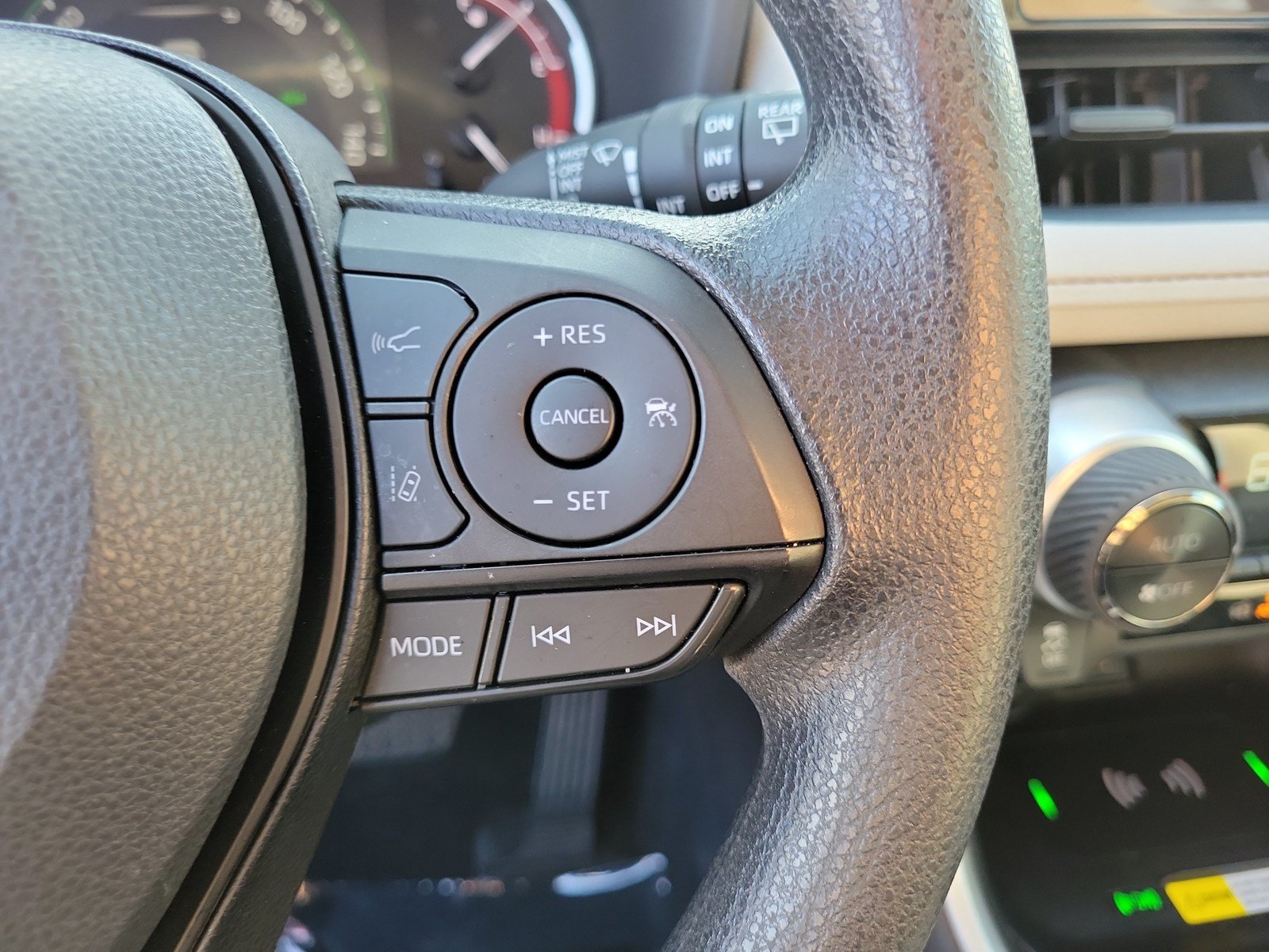 Used 2025 Toyota RAV4 XLE w/ Convenience Package FWD image 19