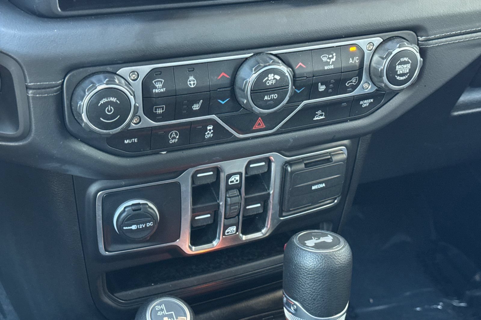 Used 2025 Jeep Wrangler Unlimited Sahara AWD/4WD image 21