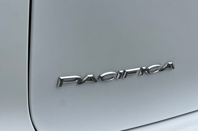 Used 2023 Chrysler Pacifica Touring-L AWD/4WD image 32