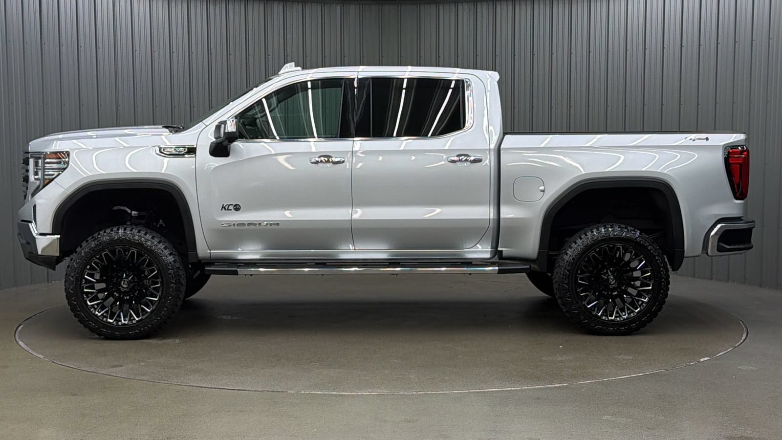 Used 2022 GMC Sierra 1500 SLT w/ SLT Convenience Package AWD/4WD image 2