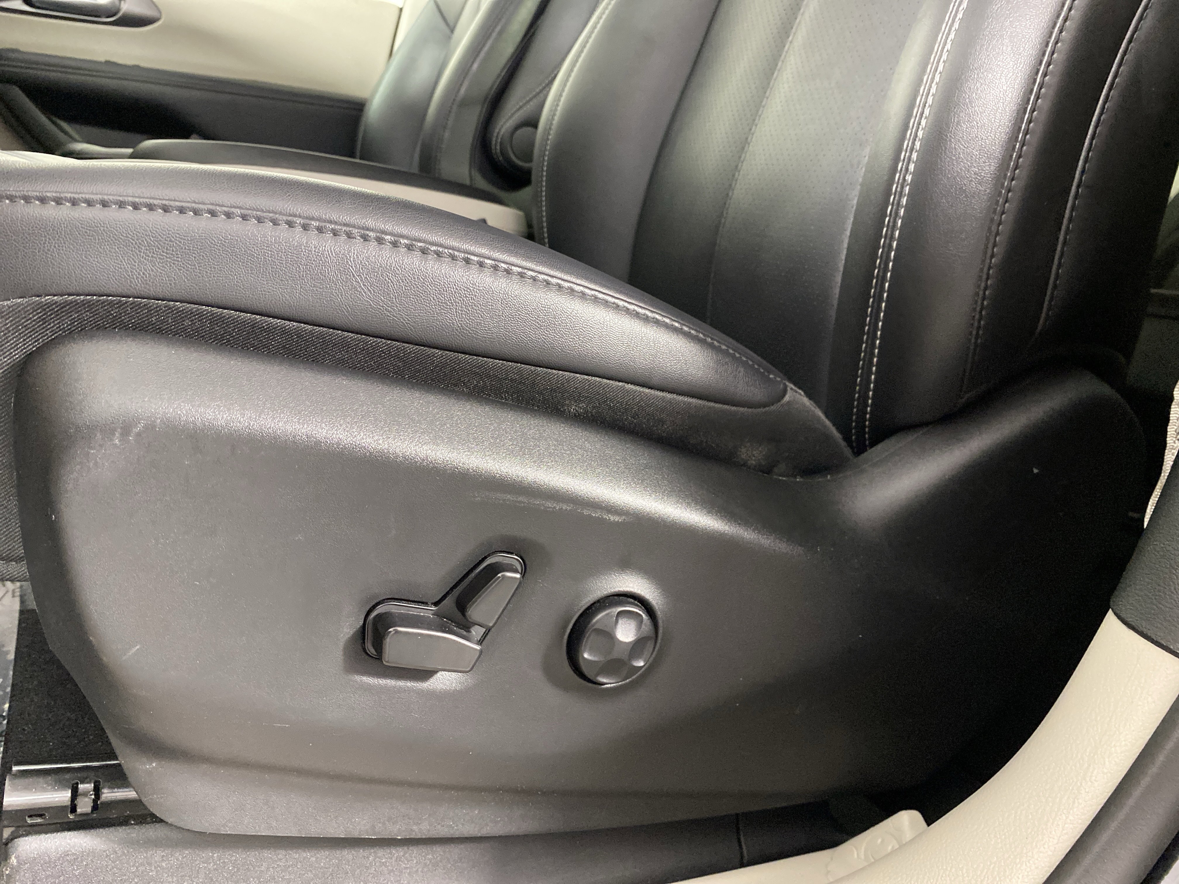 Used 2024 Chrysler Pacifica Touring-L image 17