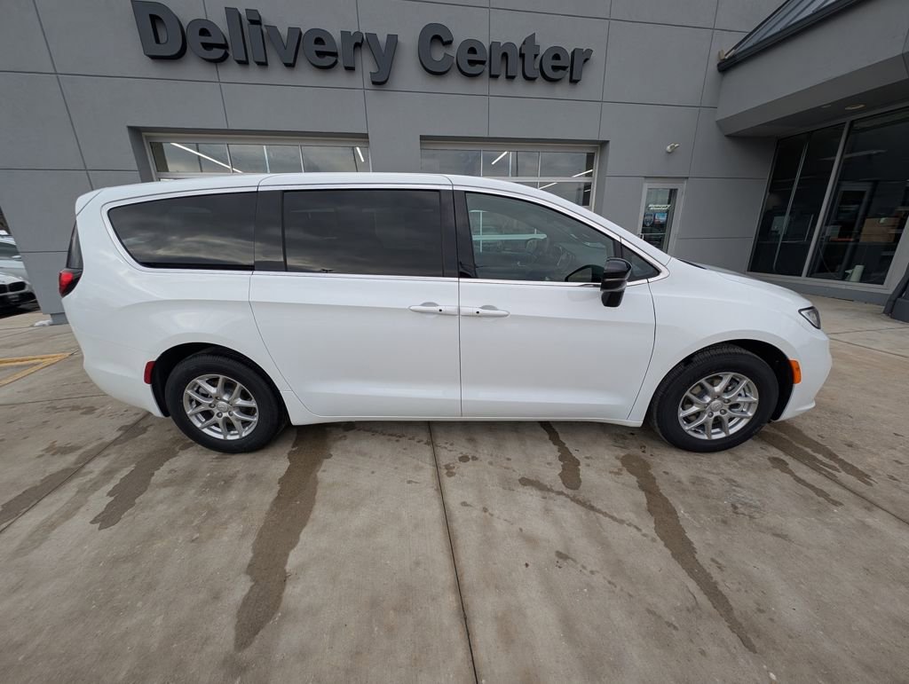 New 2026 Chrysler Pacifica Select image 5
