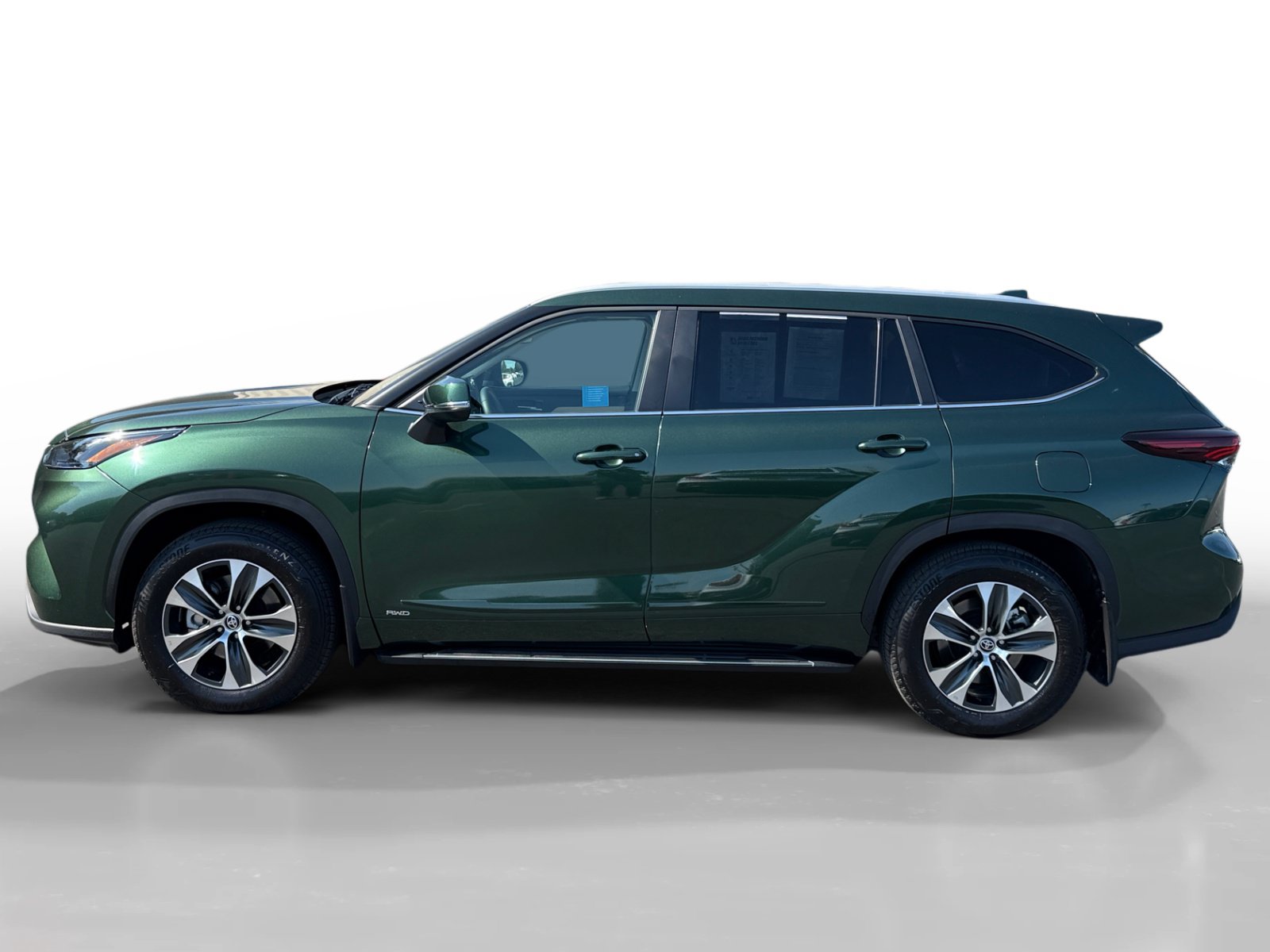 Used 2025 Toyota Highlander XLE AWD/4WD image 2
