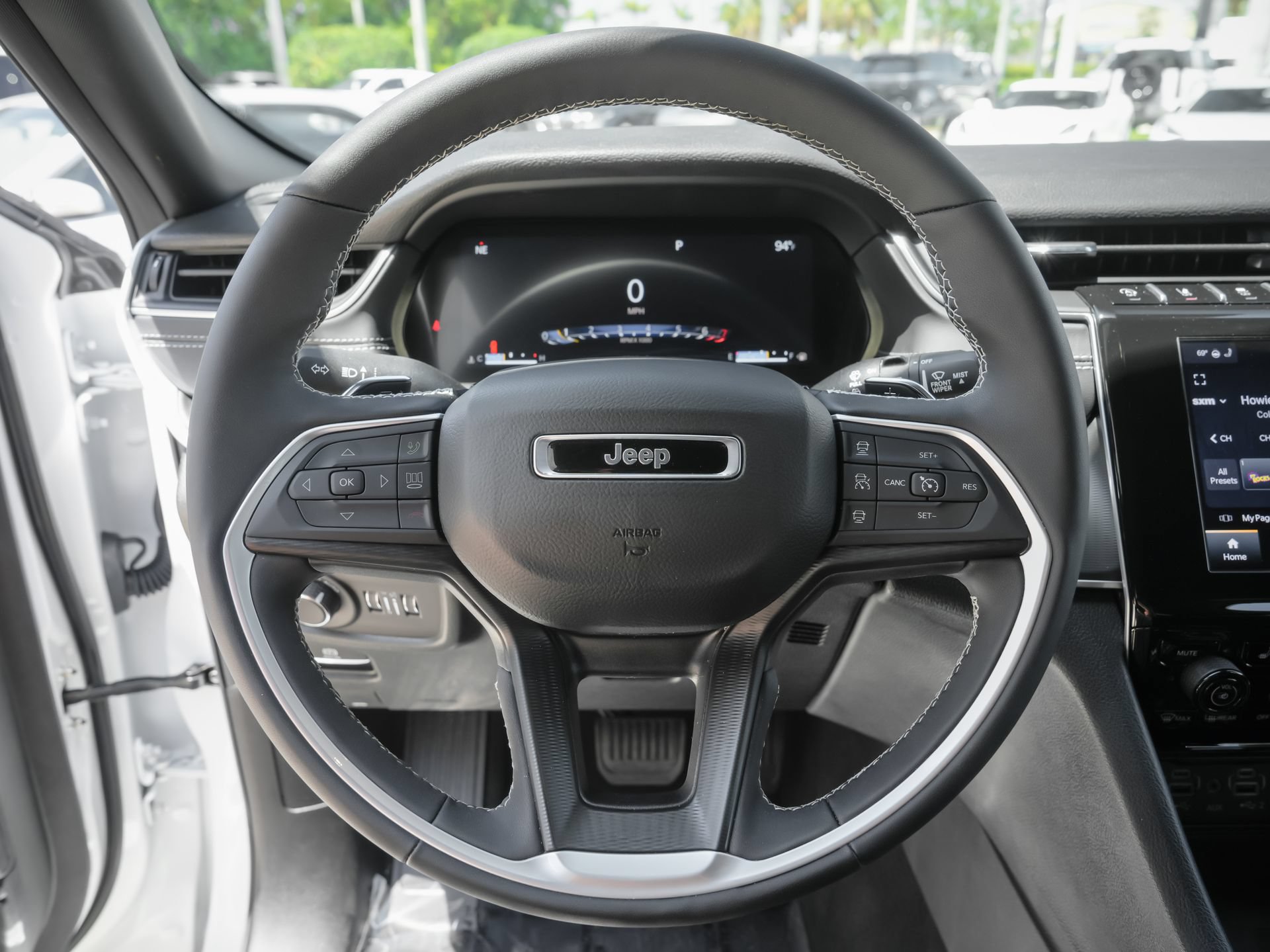 Used 2025 Jeep Grand Cherokee Altitude RWD image 10