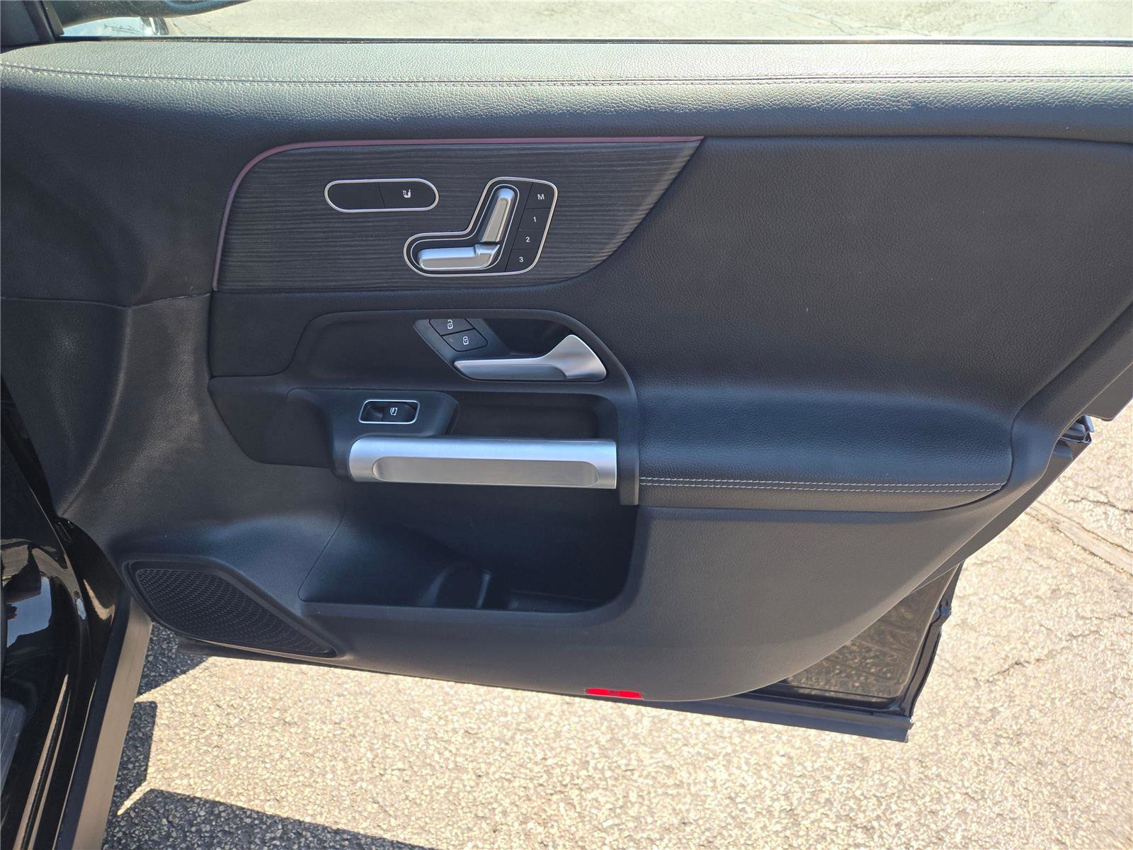 Used 2023 Mercedes-Benz GLB 250 4MATIC w/ Premium Package image 6
