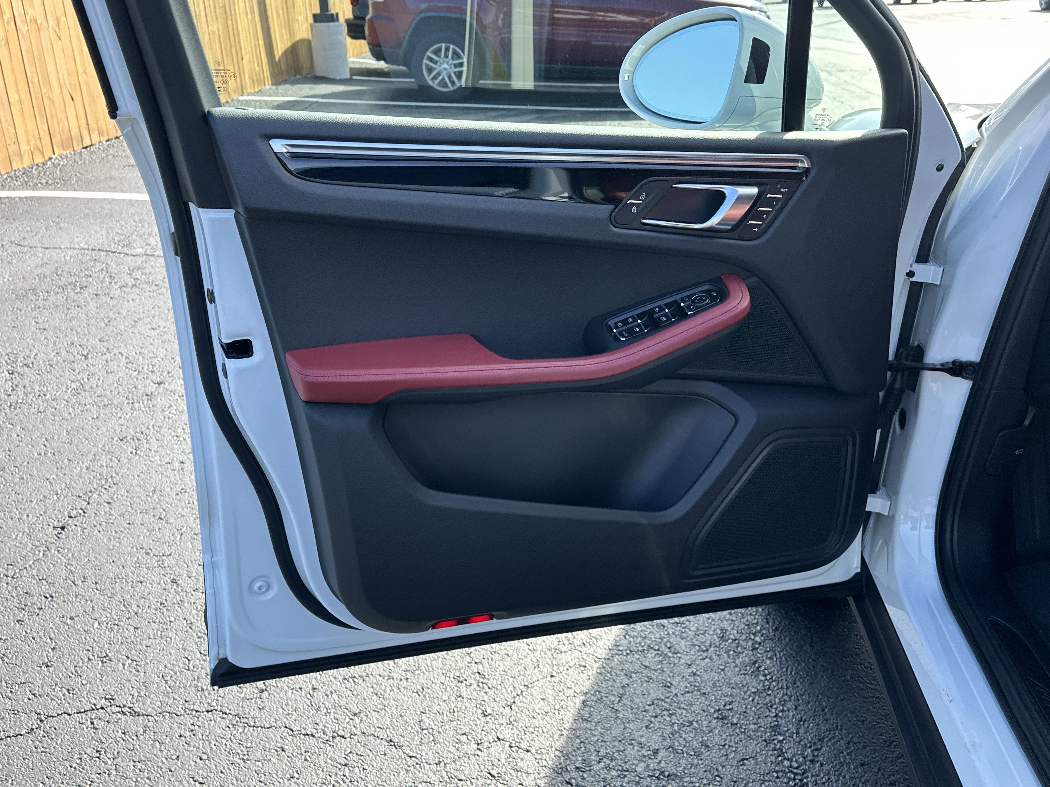 Used 2023 Porsche Macan image 10