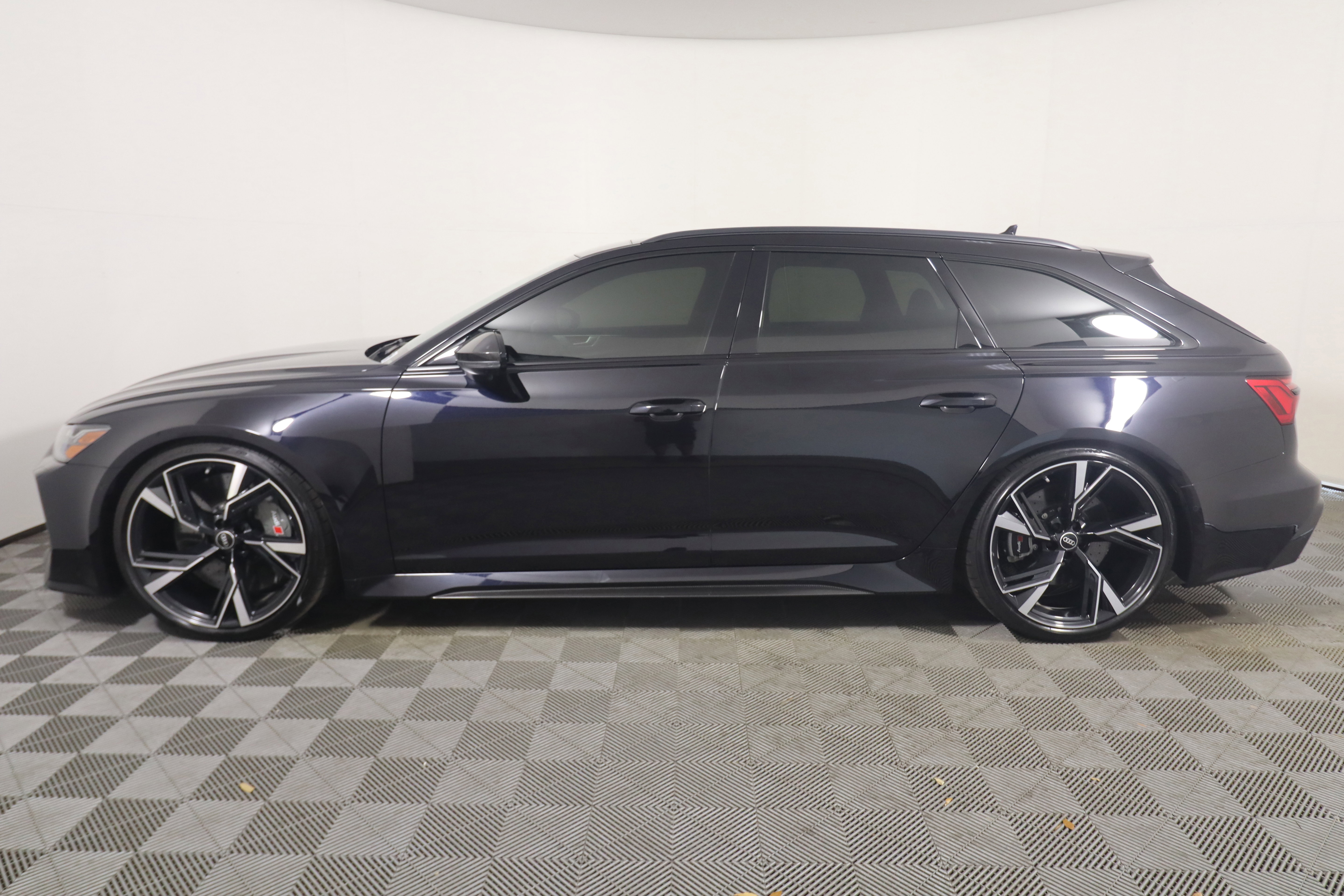 Used 2021 Audi RS 6 w/ Carbon Optic Package AWD/4WD image 2