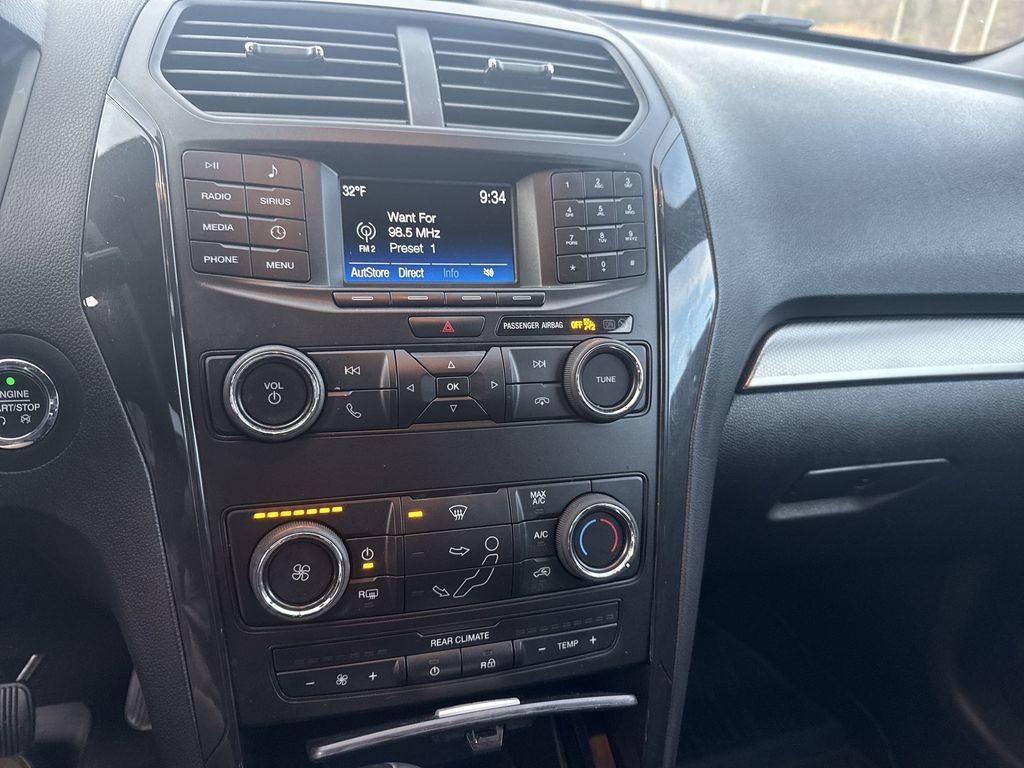 Used 2019 Ford Explorer XLT image 12