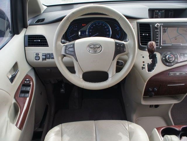 Used 2011 Toyota Sienna XLE w/ XLE Navigation Pkg FWD image 5