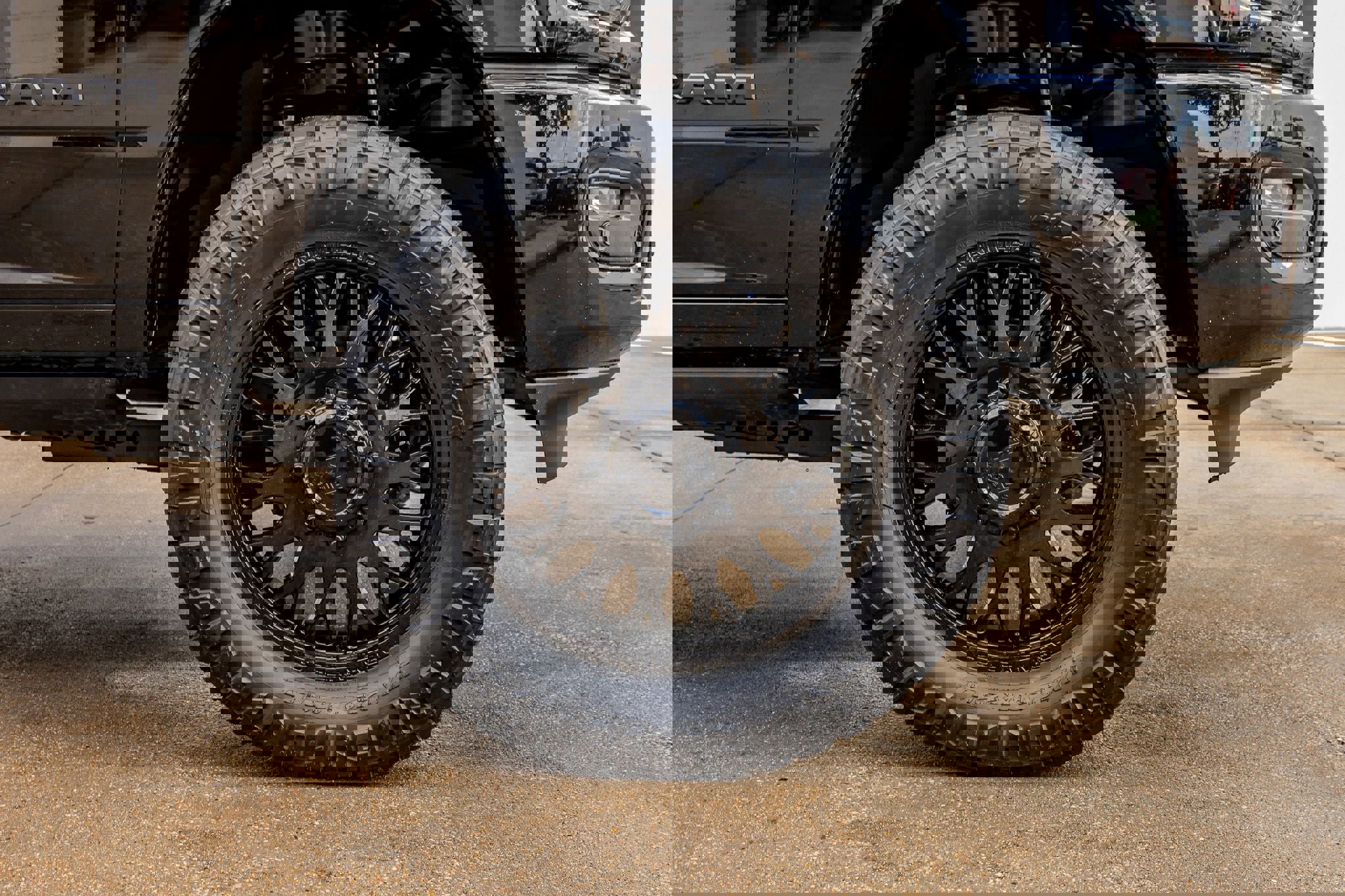 Used 2025 RAM 3500 Laramie image 12