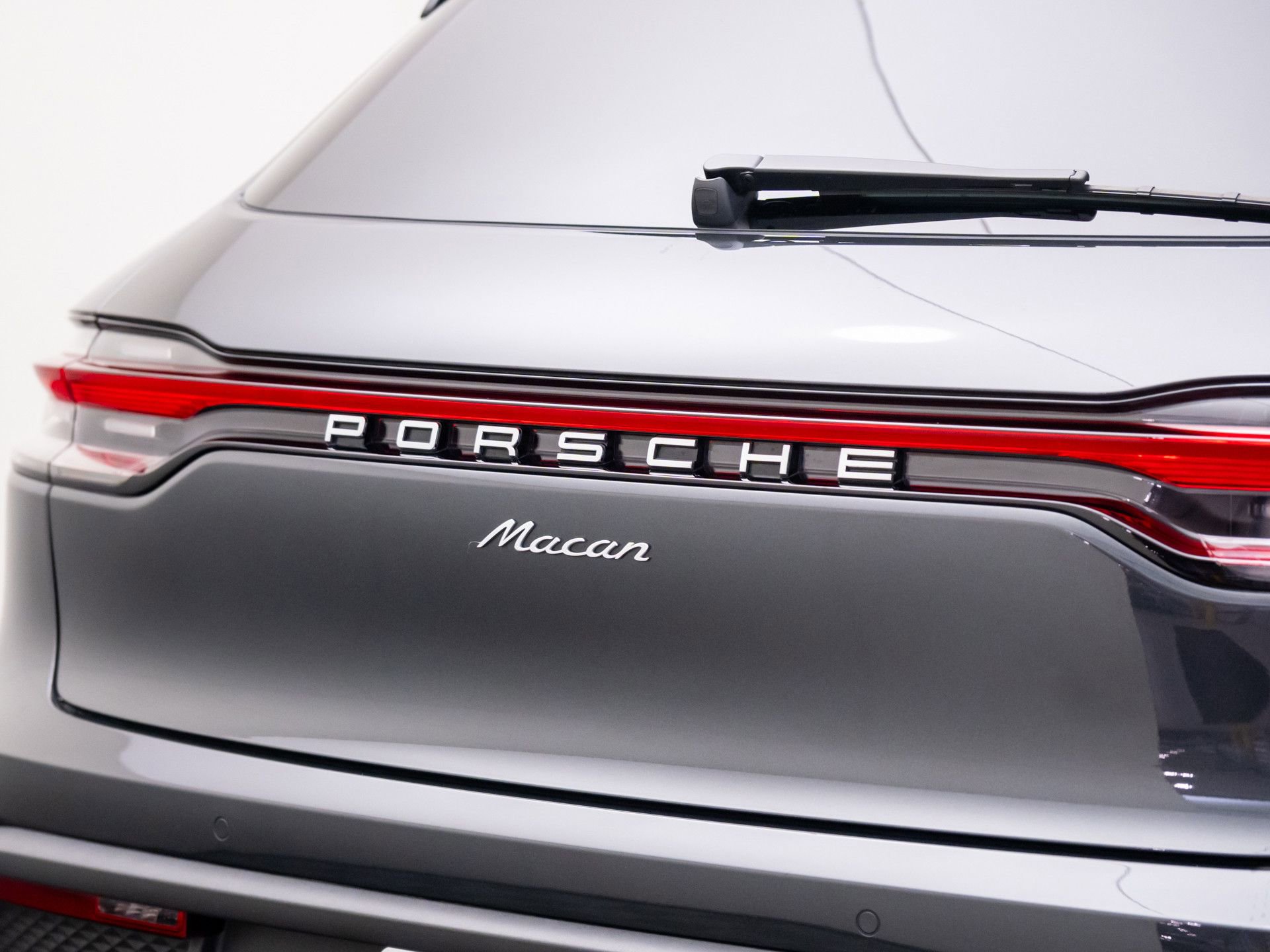 Certified 2025 Porsche Macan image 34