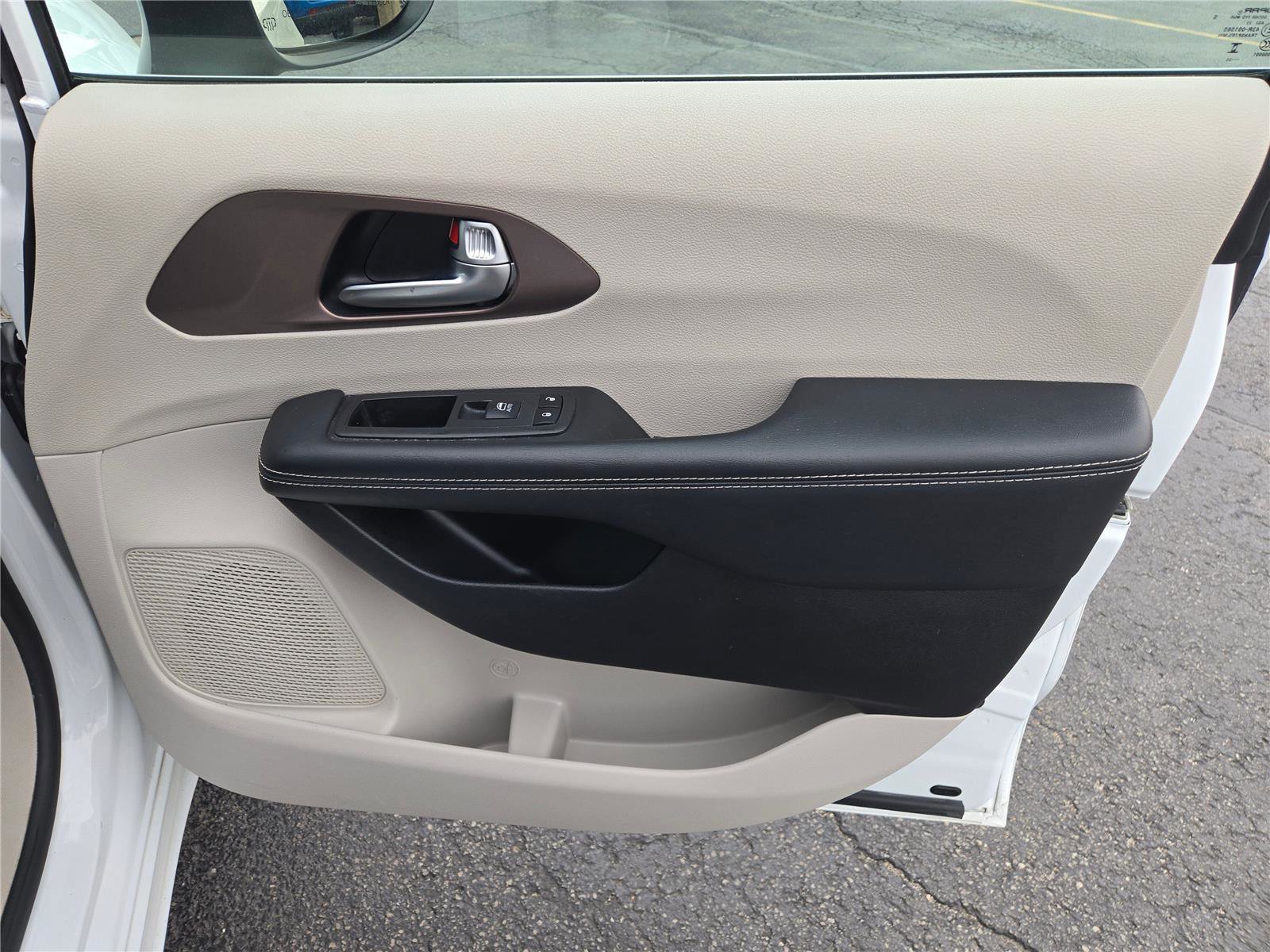 Used 2023 Chrysler Voyager LX FWD image 6