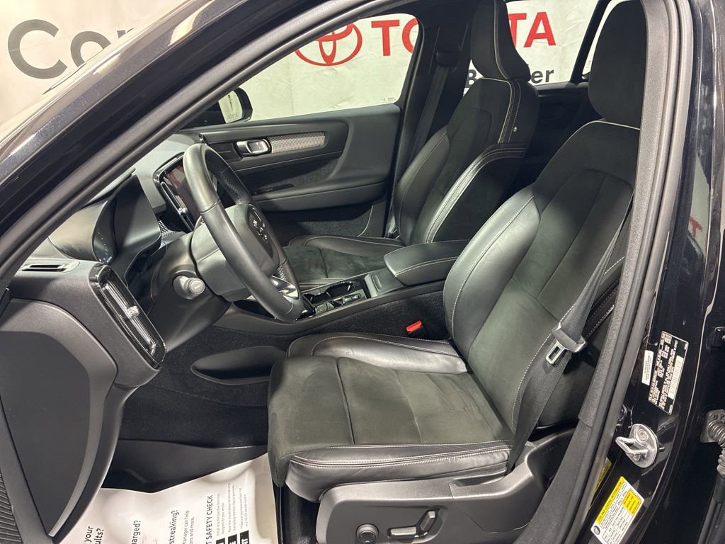 Used 2022 Volvo XC40 T5 R-Design w/ Climate Package image 24