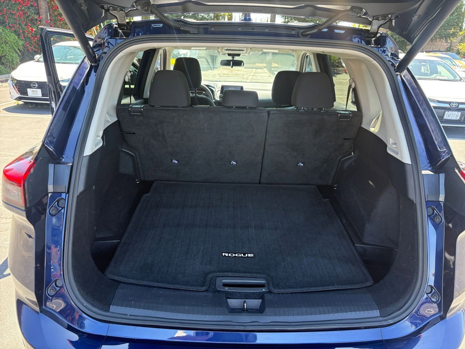 Used 2025 Nissan Rogue SV image 33