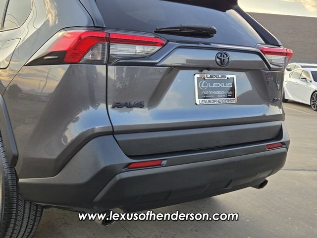 Used 2020 Toyota RAV4 XLE w/ Convenience Package FWD image 5