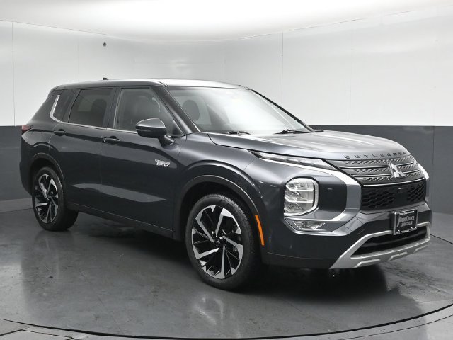 Used 2025 Mitsubishi Outlander SE