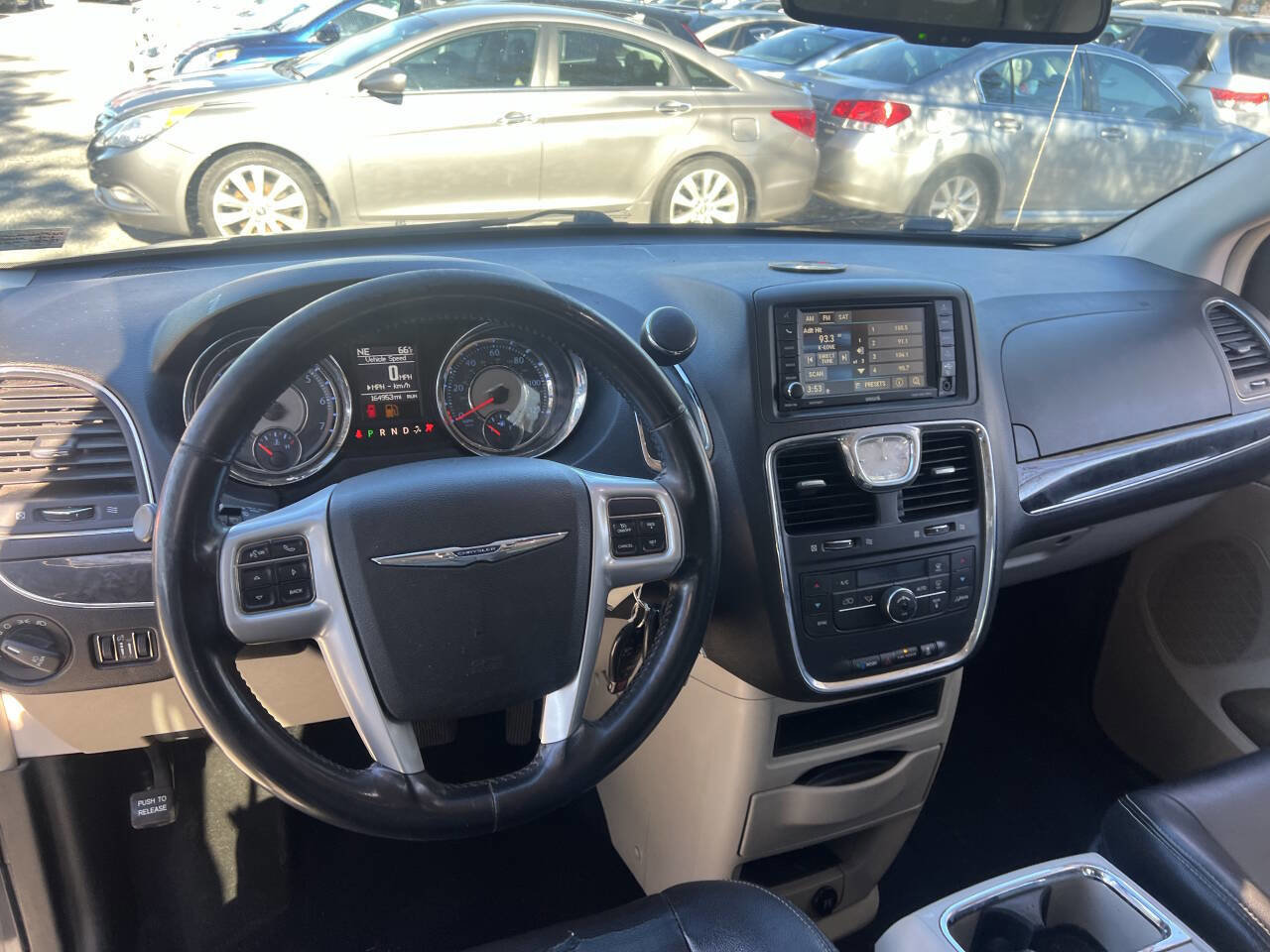 Used 2013 Chrysler Town & Country Touring image 13