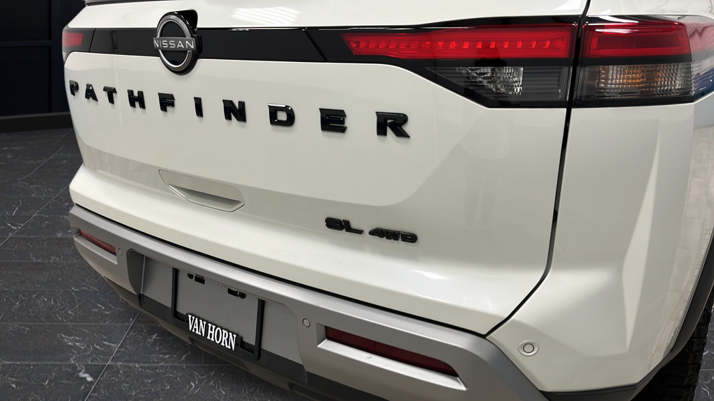 Used 2023 Nissan Pathfinder SL AWD/4WD image 37