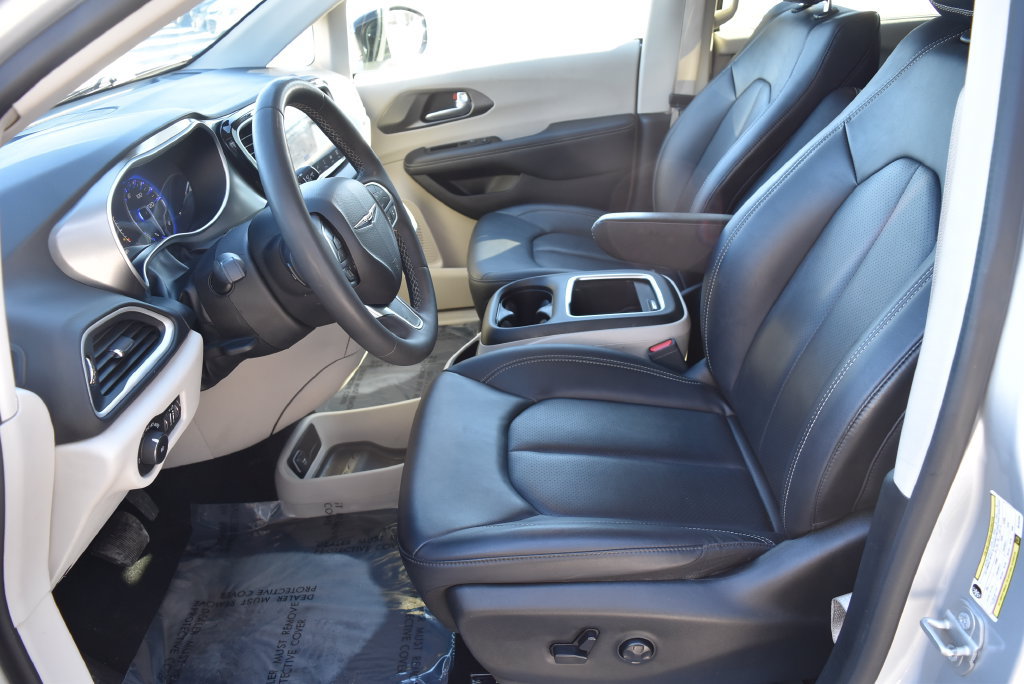 Used 2024 Chrysler Pacifica Touring-L FWD image 7
