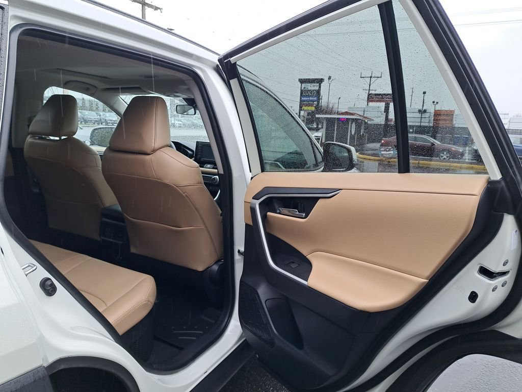 Used 2021 Toyota RAV4 XLE Premium image 14