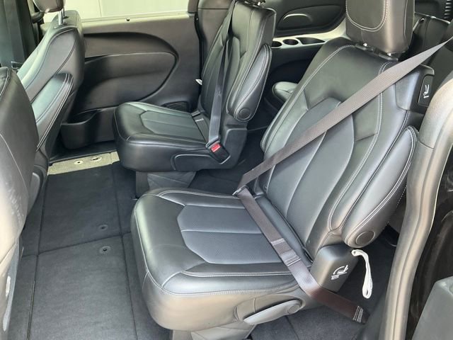 Used 2025 Chrysler Pacifica Select FWD image 10